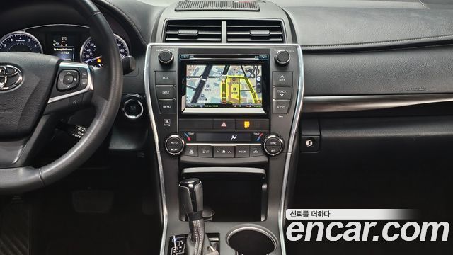 Toyota Camry 2.5 XLE 2017 — фото 14