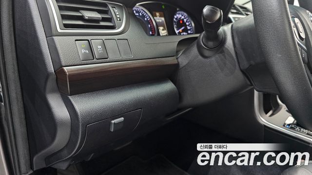 Toyota Camry 2.5 XLE 2017 — фото 16