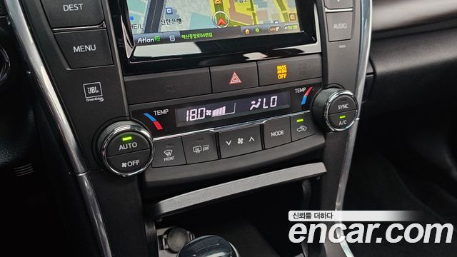Toyota Camry 2.5 XLE 2017 — фото 18