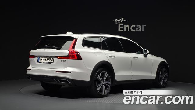Volvo V60 Cross Country (II) B5 Pro AWD 2021 — фото 2