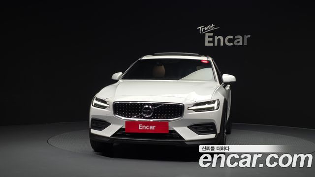 Volvo V60 Cross Country (II) B5 Pro AWD 2021 — фото 3