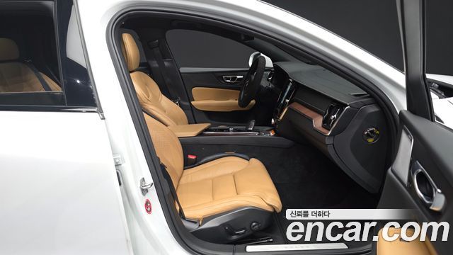 Volvo V60 Cross Country (II) B5 Pro AWD 2021 — фото 11