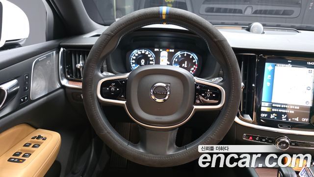 Volvo V60 Cross Country (II) B5 Pro AWD 2021 — фото 13