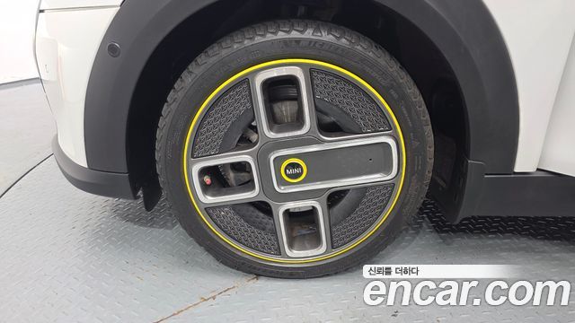 MINI Cooper Electric SE Electric 3rd 2024 — фото 5