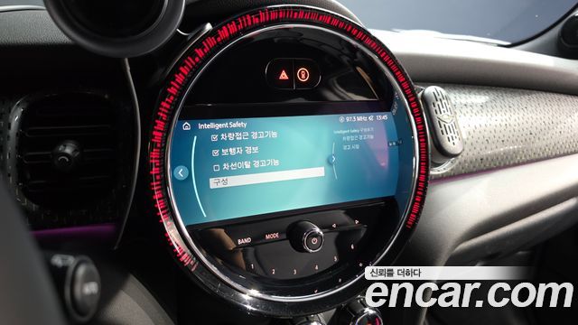 MINI Cooper Electric SE Electric 3rd 2024 — фото 16