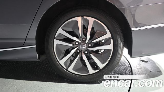 Honda Accord (X) 2.0 Hybrid Touring 2019 — фото 21