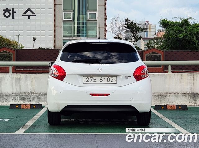 Peugeot 208 1.4 e-HDi Allure 5Door 2014 — фото 4