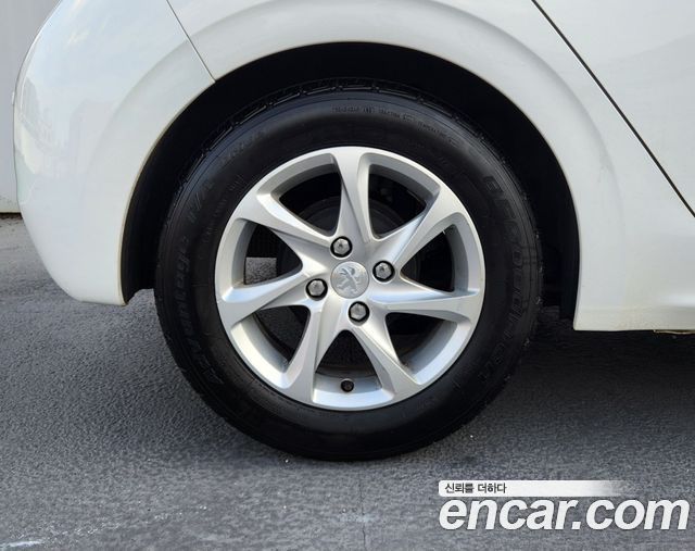 Peugeot 208 1.4 e-HDi Allure 5Door 2014 — фото 5