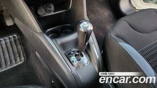 Peugeot 208 1.4 e-HDi Allure 5Door 2014 — фото 9