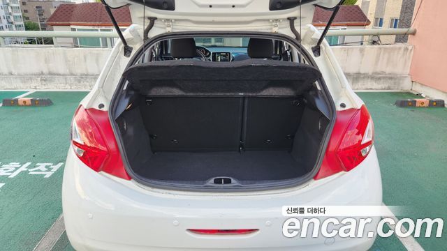 Peugeot 208 1.4 e-HDi Allure 5Door 2014 — фото 23