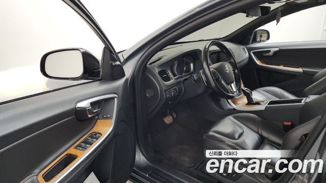 Volvo V60 Cross Country D4 2018 — фото 10