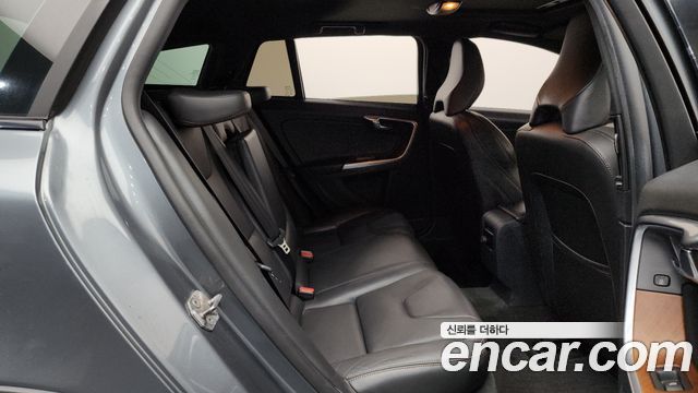 Volvo V60 Cross Country D4 2018 — фото 11