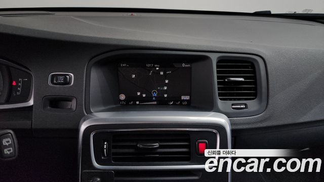 Volvo V60 Cross Country D4 2018 — фото 12