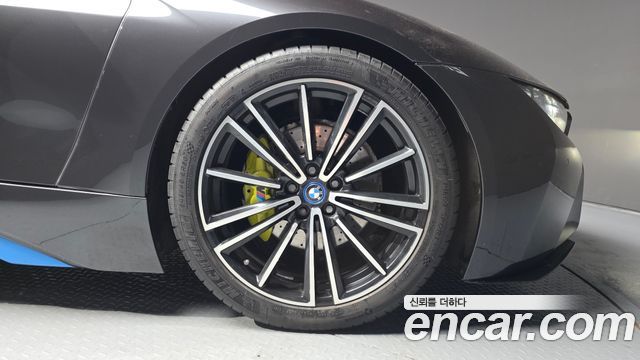 BMW i8 Roadster 2019 — фото 27