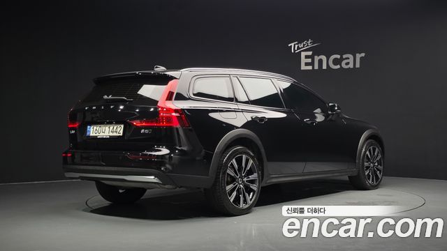 Volvo V60 Cross Country (II) B5 Ultimate AWD 2023 — фото 2