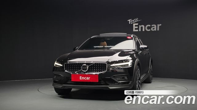 Volvo V60 Cross Country (II) B5 Ultimate AWD 2023 — фото 3