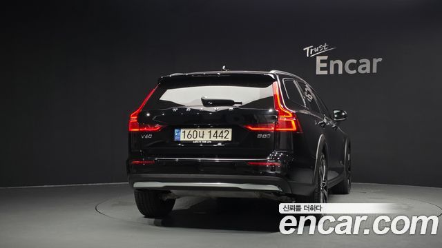 Volvo V60 Cross Country (II) B5 Ultimate AWD 2023 — фото 4