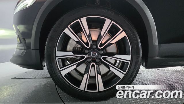 Volvo V60 Cross Country (II) B5 Ultimate AWD 2023 — фото 5