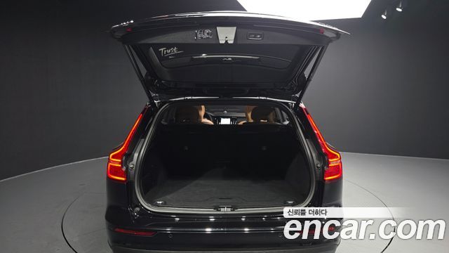 Volvo V60 Cross Country (II) B5 Ultimate AWD 2023 — фото 24