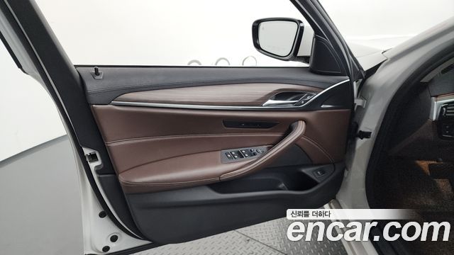 BMW 5 Series (G30) 530i xDrive Luxury Plus 2018 — фото 24