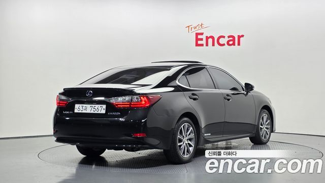 Lexus ES300h Supreme XV60 2018 — фото 2
