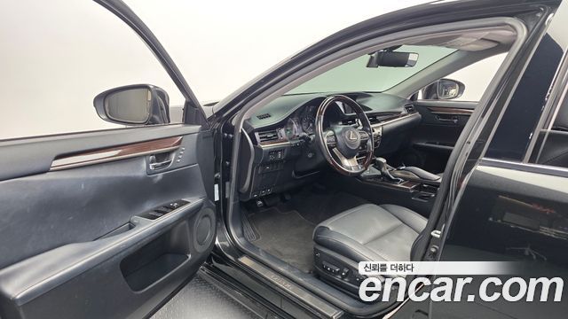 Lexus ES300h Supreme XV60 2018 — фото 10