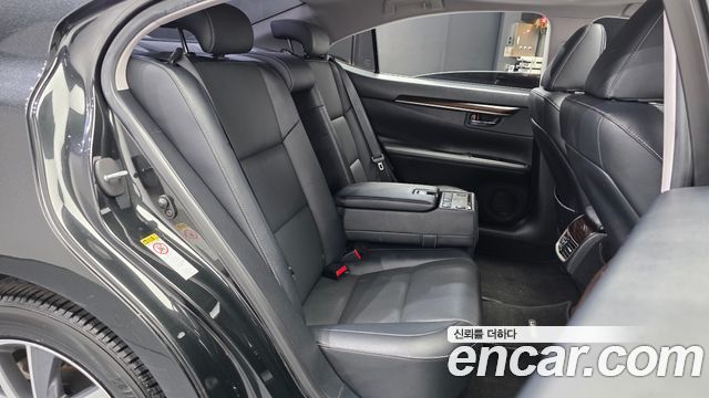 Lexus ES300h Supreme XV60 2018 — фото 12