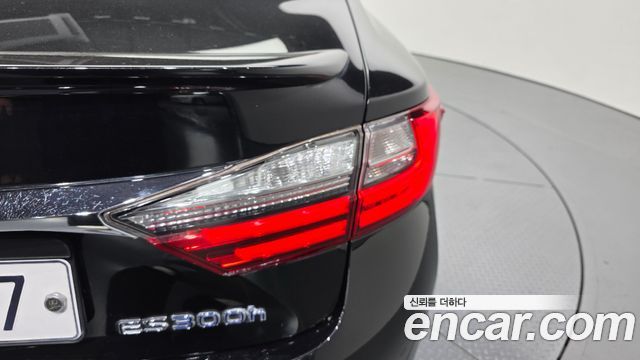 Lexus ES300h Supreme XV60 2018 — фото 23