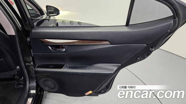 Lexus ES300h Supreme XV60 2018 — фото 25