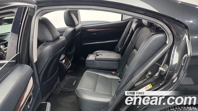Lexus ES300h Supreme XV60 2018 — фото 26