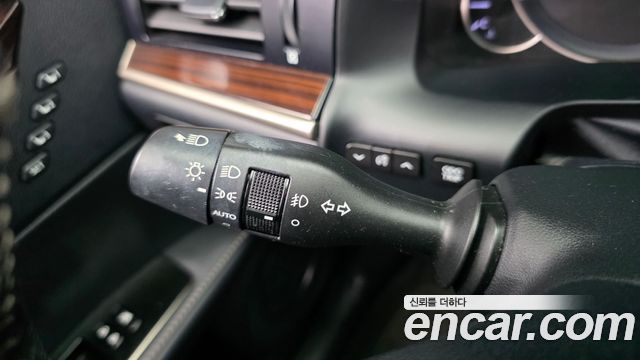 Lexus ES300h Supreme XV60 2018 — фото 29