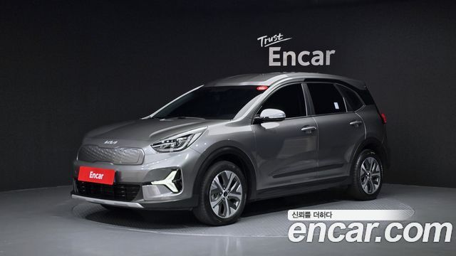Kia Niro Plus Air 2023 — фото 1
