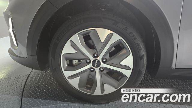 Kia Niro Plus Air 2023 — фото 5