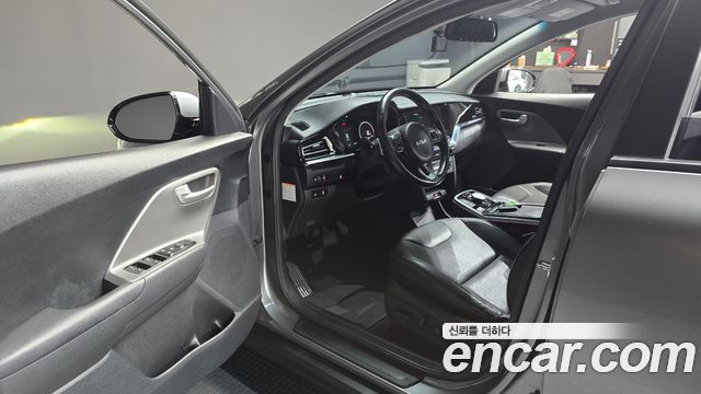 Kia Niro Plus Air 2023 — фото 10