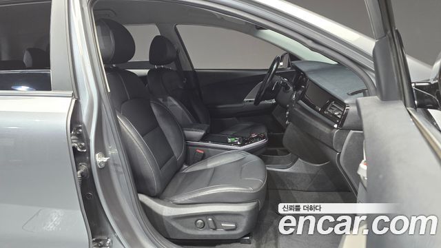 Kia Niro Plus Air 2023 — фото 11