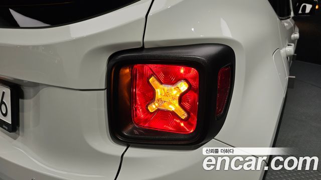 Jeep Renegade 1.3 Limited 2022 — фото 23