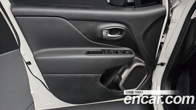 Jeep Renegade 1.3 Limited 2022 — фото 24