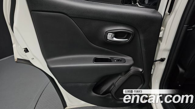 Jeep Renegade 1.3 Limited 2022 — фото 25