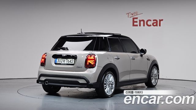 MINI Cooper 5-Door Classic Plus 3rd 2022 — фото 2