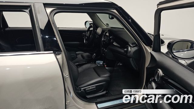 MINI Cooper 5-Door Classic Plus 3rd 2022 — фото 11