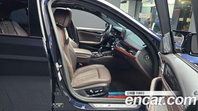 BMW 5 Series (G30) M550i xDrive 2023 — фото 12