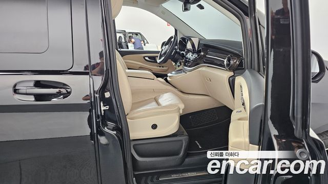 Mercedes-Benz V-Class V300 CDI W447 2023 — фото 26