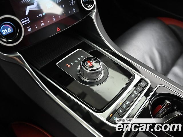 Jaguar XE 3.0 SC S 2016 — фото 9