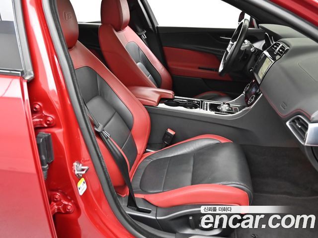 Jaguar XE 3.0 SC S 2016 — фото 10