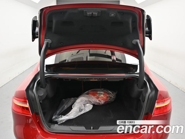 Jaguar XE 3.0 SC S 2016 — фото 23