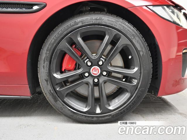 Jaguar XE 3.0 SC S 2016 — фото 24