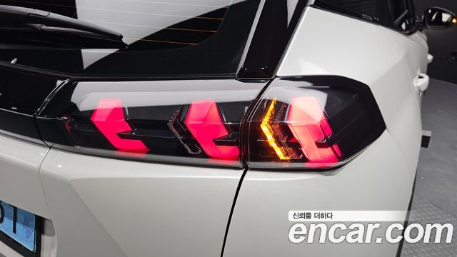 Peugeot e-2008 (II) EV GT 2023 — фото 23