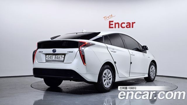 Toyota Prius (IV) 1.8 E 2017 — фото 2
