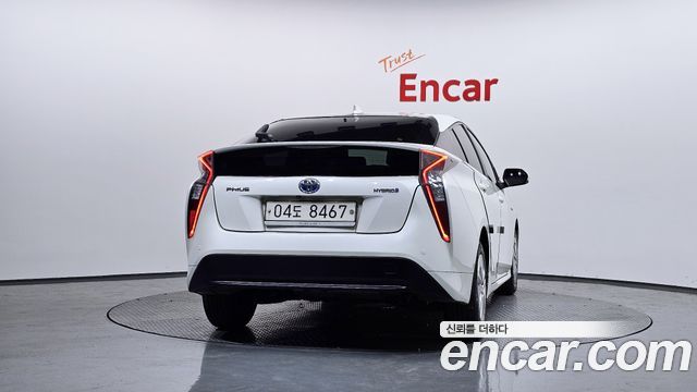 Toyota Prius (IV) 1.8 E 2017 — фото 4