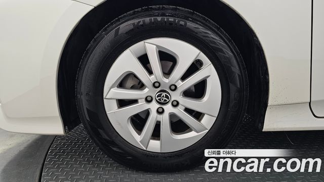 Toyota Prius (IV) 1.8 E 2017 — фото 5